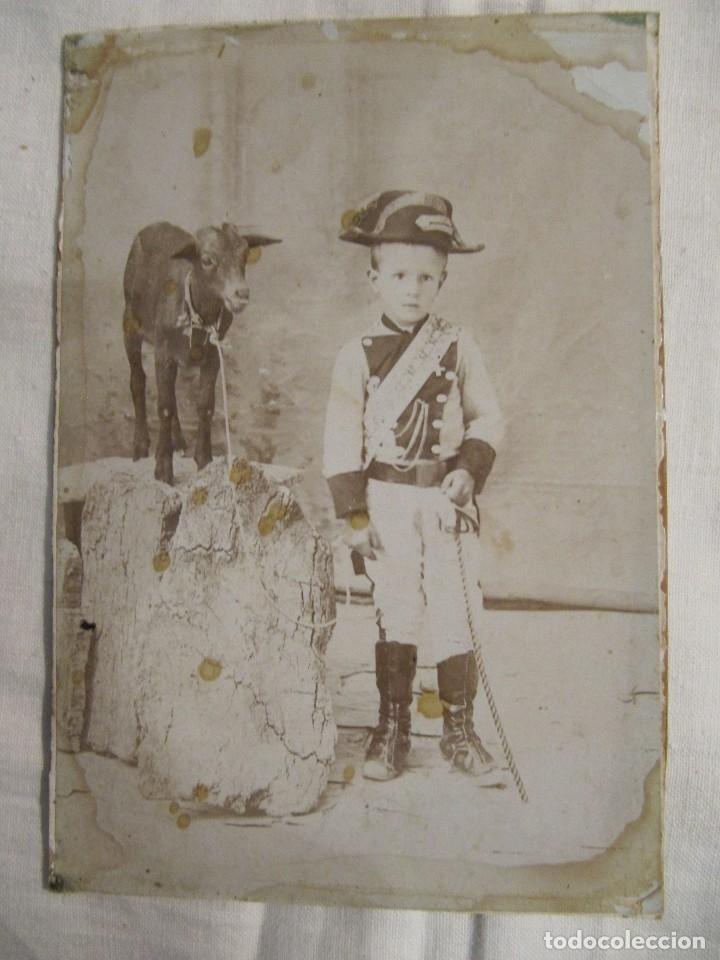 Militaria: FOTOGRAFIA DEL SIGLO XIX - NI&Ntilde;O VESTIDO CON EL UNIFORME DE LA GUARDIA CIVIL Y UNA CABRA