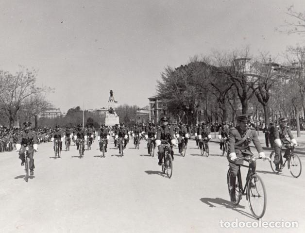 Militaria: Batall&oacute;n ciclista desfila por la Castellana, 2 fotos, a&ntilde;os 50, impresi&oacute;n actual foto familiar - CLC