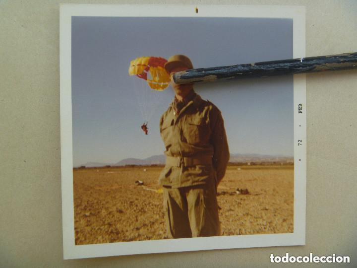 Militaria: MILITAR BRIPAC , PARACAIDISTA ROPA DE FAENA , DETRAS PARACAIDISTAS DESCENDIENDO.