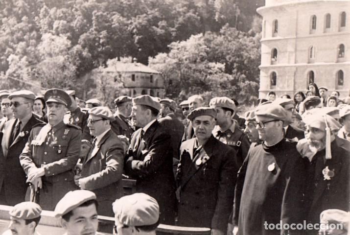 Militaria: Requet&eacute;s y militares en una celebraci&oacute;n, impresi&oacute;n actual de calidad de foto familiar de &eacute;poca - CLC