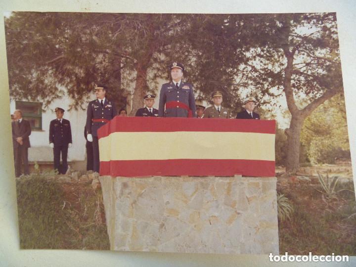 Militaria: AVIACION : FOTO GENERAL CON FAJIN Y COLECTIVA Y OTROS OFICIALES , EN ACTO .. 12 X 17,5 CM