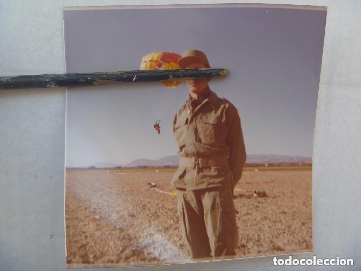 Militaria: MILITAR BRIPAC , PARACAIDISTA ROPA DE FAENA , DETRAS PARACAIDISTAS DESCENDIENDO.