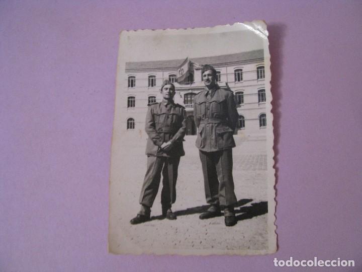 Militaria: FOTOGRAFIA DE MILITARES. 8X6 CM. 1951.