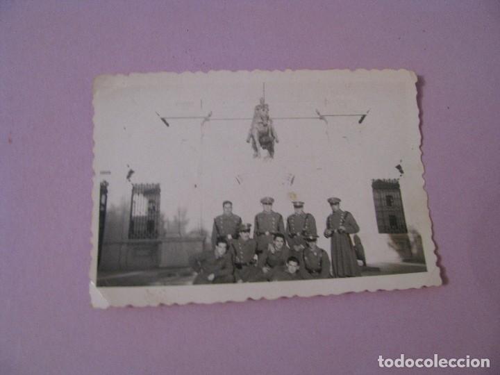 Militaria: FOTOGRAFIA DE MILITARES. 8,5X5,7 CM. ACADEMIA GENERAL MILITAR. 1951.