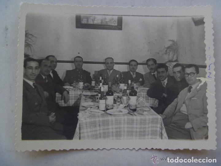Militaria: GUARDIA CIVIL : FOTO DE AGENTE CON CIVILES , PATRONA ?, 1952. DE FARI&Ntilde;A, CADIZ