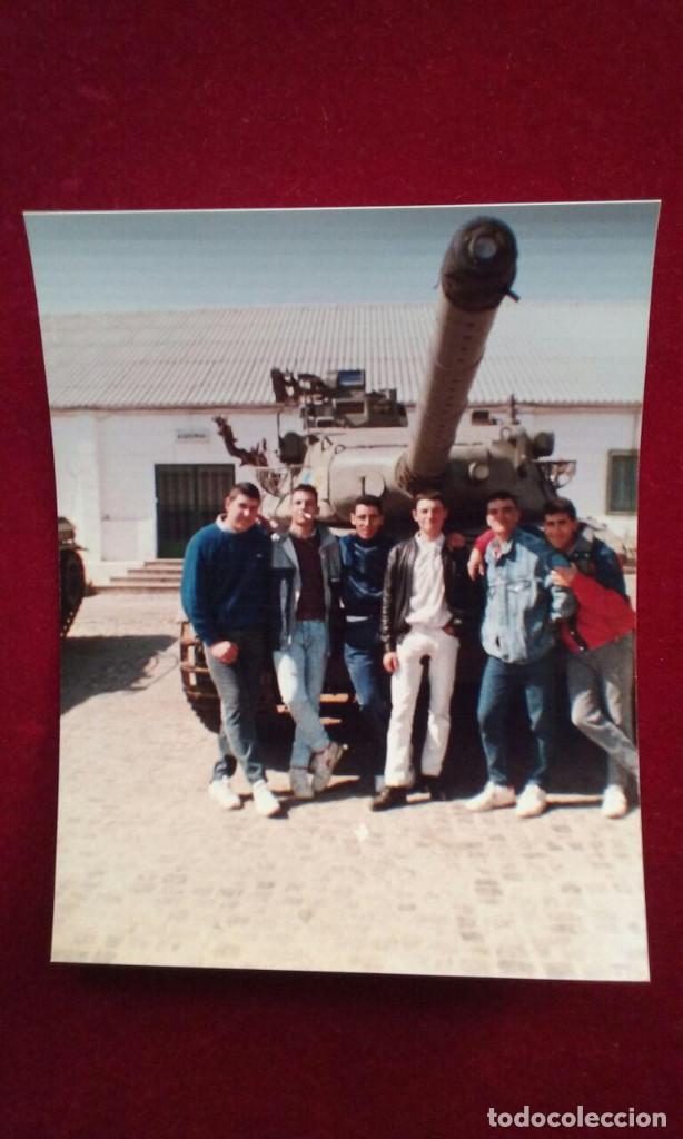 Militaria: Soldados de paisanos delante de un tanque.