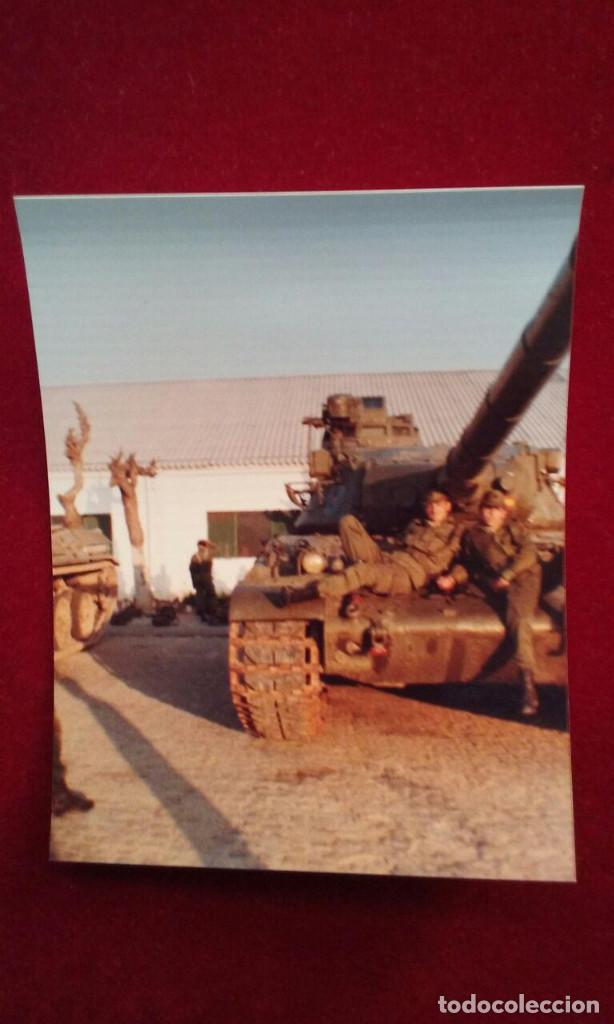Militaria: Soldados sobre un tanque.