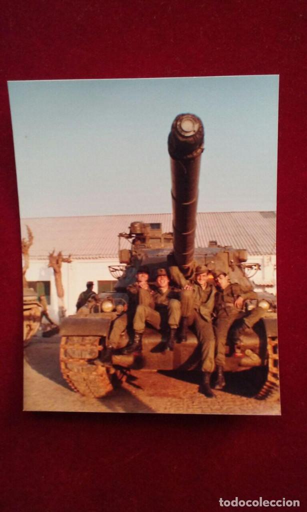 Militaria: Soldados sobre un tanque.