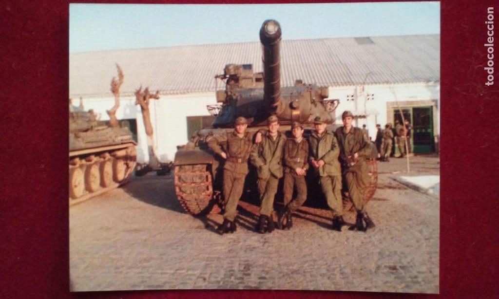 Militaria: Soldados delante de un Tanque.