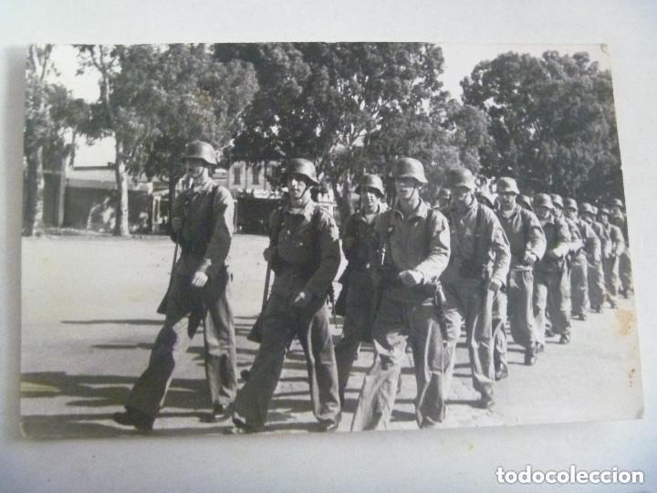 Militaria: FOTO DE MILITARES DE LA MILICIA NAVAL UNIVERSITARIA. CON CASCO Z Y MAUSER. 1969.