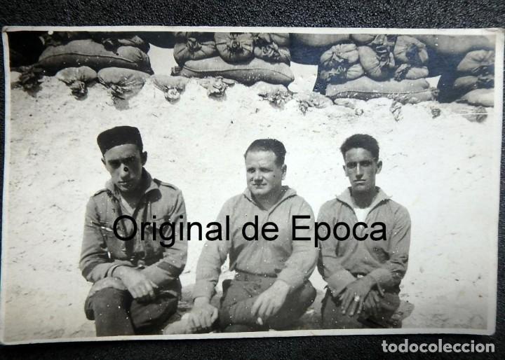Military Antiques: (JX-180764)Fotograf&iacute;a de Soldados y Sargento frente a un Blocao , Campa&ntilde;a de &Aacute;frica .