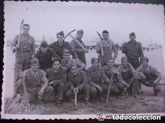 Militaria: AVIACION : FOTO DE UN MILITARES CON AZADONES Y PICOS , DETRAS HAY  AVIONES.
