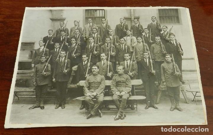 Militaria: ANTIGUA FOTOGRAFIA DE MILITARES, JUNTO CON  PERSONAL CIVIL ARMADO CON FUSILES, SOMATEN, POSIBLEMENTE