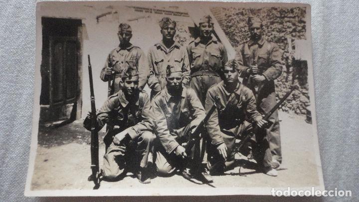 Militaria: ANTIGUA FOTOGRAFIA.GRUPO DE MILITARES.OLOT 1944.DOMINGO VILLAR