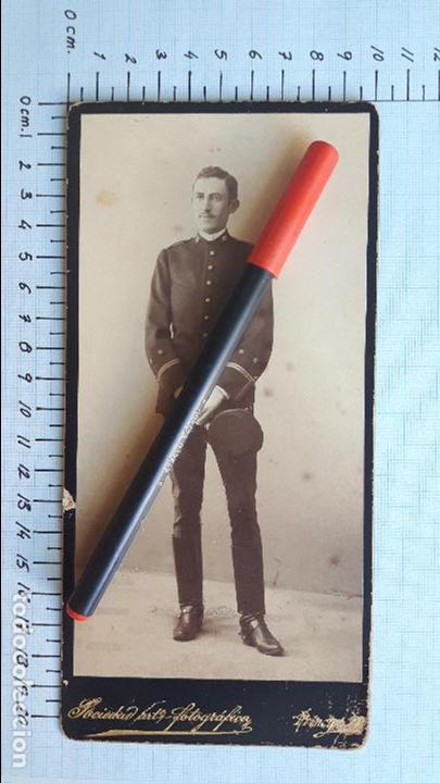 Militaria: Fotograf&iacute;a de gran tama&ntilde;o de un teniente de Artiller&iacute;a. Sobre 1880-90.