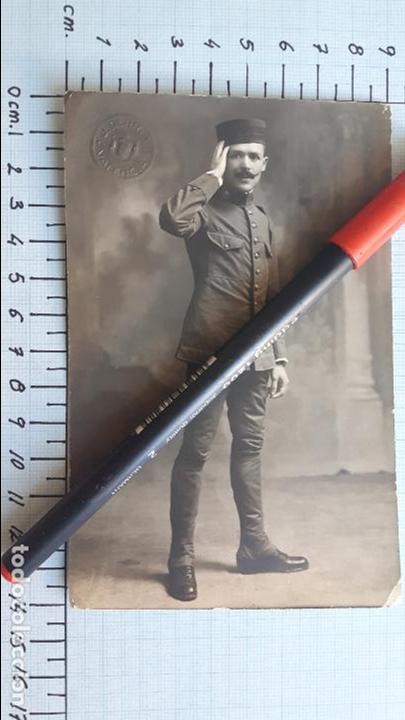 Militaria: Foto de estudio de un soldado del Cuerpo de Sanidad &eacute;poca A-XIII con gorro panadero.