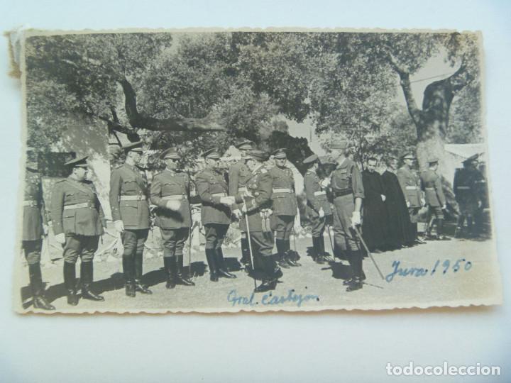 Militaria: FOTO JURA DE BANDERA, 1950 . GENERAL CASTEJON MEDALLA MILITAR INDIVIDUAL, OFICIALES, PATER, ETC