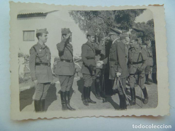 Militaria: FOTO DEL GENERAL MOSCARD&Oacute; CON LAUREADA SALUDANDO A OFICIALES DE MILICIAS UNIVERSITARIAS