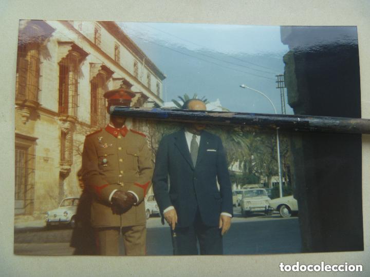 Militaria: FOTO DE UN MIEMBRO DE LA GUARDIA DE  FRANCO , CON ROKISKI Y EMBLEMA FAI AVIACION CIVIL.