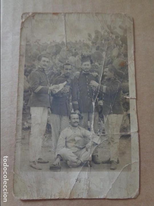 Militaria: POSTAL FOTOGRAFICA DE OFICIALES ESPA&Ntilde;OLES BEBIENDO DE PRINCIPIOS DE SIGLO -- 14x9 CM