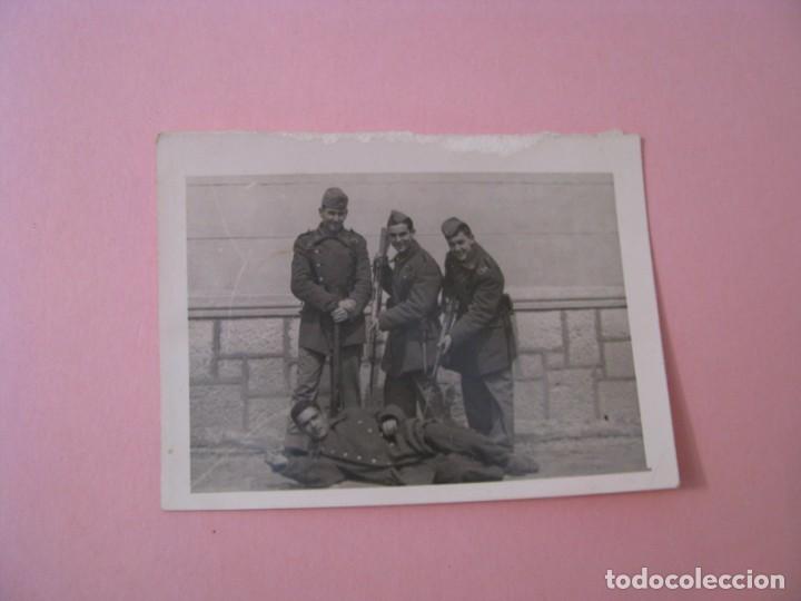 Militaria: FOTO DE MILITARES. 8X6 CM.