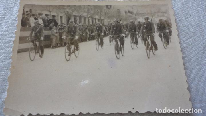 Militaria: ANTIGUA FOTOGRAFIA.DESFILE DIA DE LA VICTORIA.AVENIDA RECONQUISTA.TOLEDO 1948