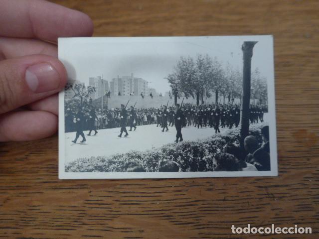 Militaria: Antigua fotografia de militares desfilando a identificar, desfile militar. original
