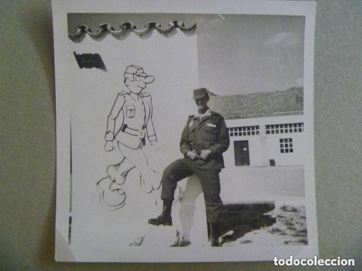 Military Antiques: FOTO DE LA MILI : SOLDADO FERROVIARIO POSANDO, DETRAS MURAL