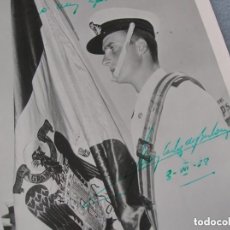 Militaria: MUY RARA FOTOGRAFIA FIRMADA Y DEDICADA POR EL REY JUAN CARLOS COMO GUARDIAMARINA. AÑO 1958.