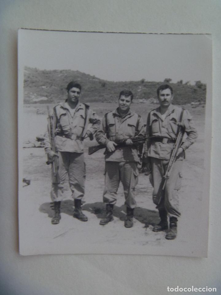 Militaria: FOTO DE MILITARES CON ROPA DE CAMPA&Ntilde;A Y CETME