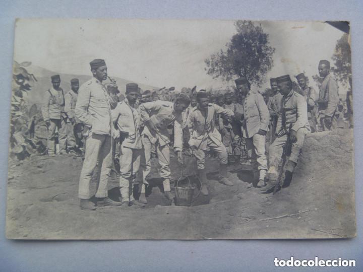 Militaria: GUERRA DE AFRICA: OFICIAL Y TROPA DE RAYADILLO SACANDO AGUA DE UN POZO. CORONA REAL EN CUELLOS