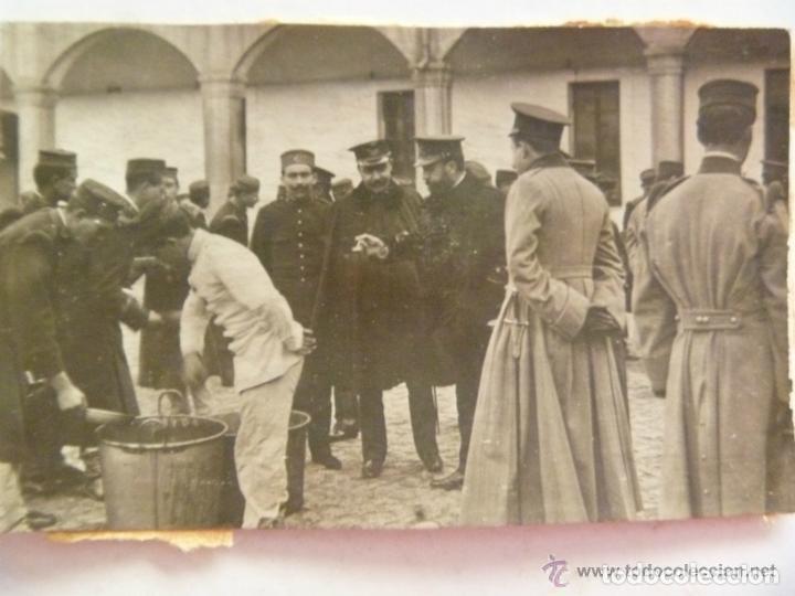 Militaria: FOTO DE OFICIALES DE INFANTERIA PROBANDO EL RANCHO . PRINCIPIOS DE SIGLO