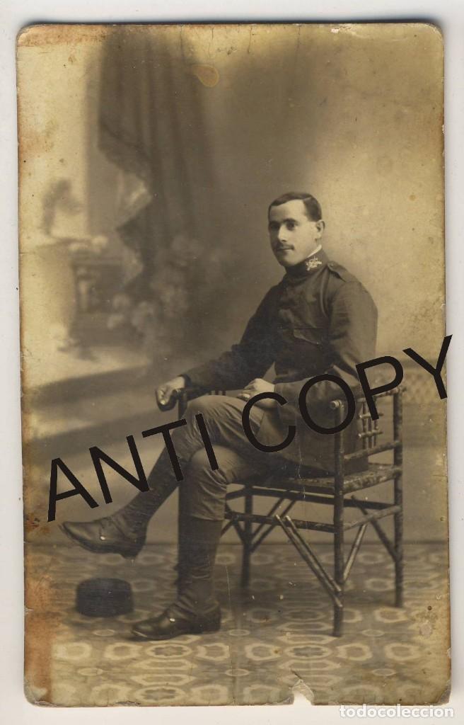 Militaria: Fotograf&iacute;a soldado espa&ntilde;ol en estudio fotogr&aacute;fico a&ntilde;os 20 del siglo XX