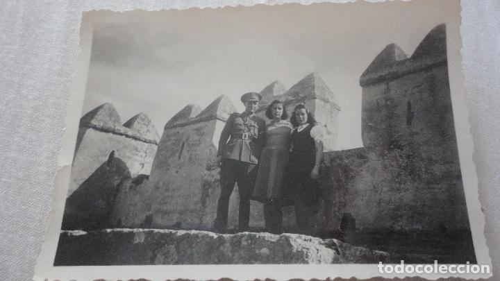 Militaria: ANTIGUA FOTOGRAFIA DE MULITAR CON CHICAS.MURALLA? ALMERIA? A&Ntilde;OS 40
