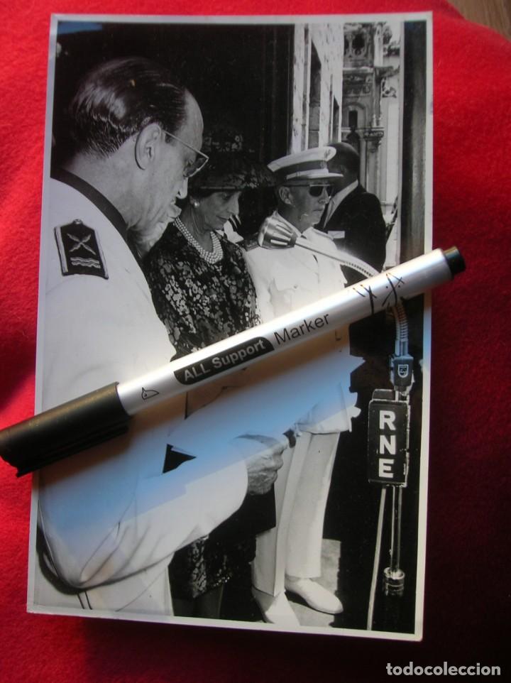 Militaria: GRAN FOTOGRAFIA DEL CAUDILLO GENERALISIMO FRANCO CON CARMEN POLO CON JERARCA FALANGISTA. FALANGE.
