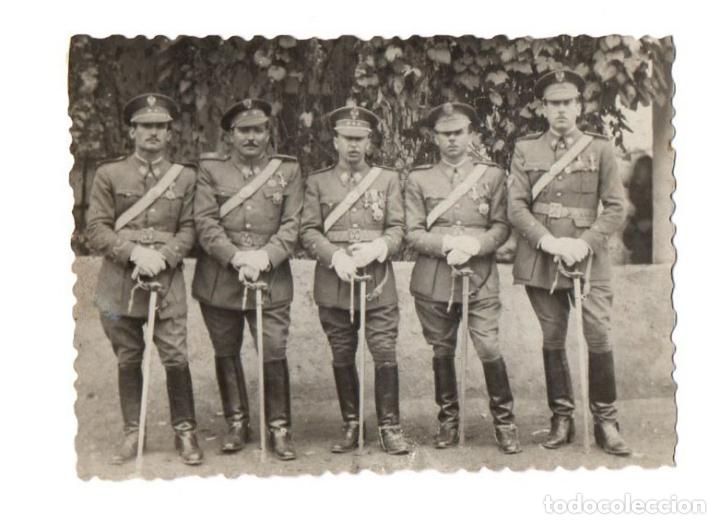 Militaria: Oficiales espa&ntilde;oles con sus condecoraciones de la Guerra Civil.