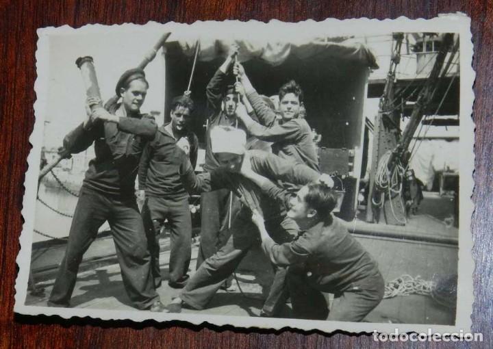 Militaria: FOTOGRAFIA DE TRIPULACION DE BARCO DE LA ARMADA ESPA&Ntilde;OLA, MARINA, MARINEROS, A&Ntilde;OS 50. MIDE 9 X 6,5 C