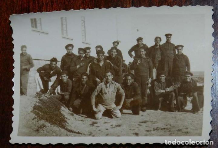 Militaria: FOTOGRAFIA DE TRIPULACION DE BARCO DE LA ARMADA ESPA&Ntilde;OLA, MARINA, MARINEROS, A&Ntilde;OS 50. MIDE 9 X 6,5 C