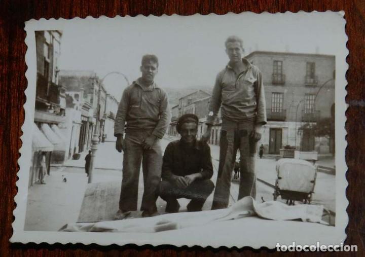 Militaria: FOTOGRAFIA DE TRIPULACION DE BARCO DE LA ARMADA ESPA&Ntilde;OLA, MARINA, MARINEROS, A&Ntilde;OS 50. MIDE 9 X 6,5 C