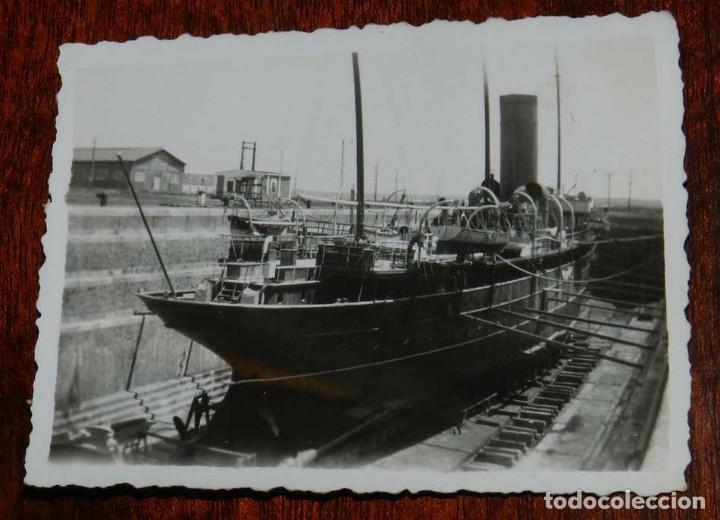 Militaria: FOTOGRAFIA DE BARCO DE LA ARMADA ESPA&Ntilde;OLA, MARINA, MARINEROS, A&Ntilde;OS 50. MIDE 9 X 6,5 CMS.