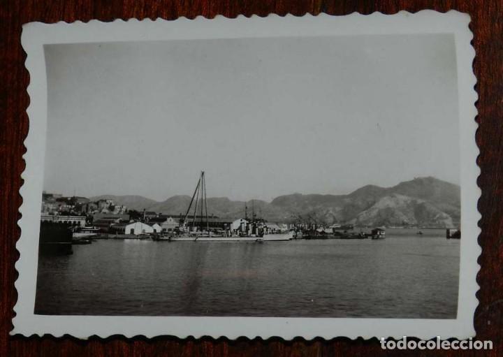 Militaria: FOTOGRAFIA DE BARCO DE LA ARMADA ESPA&Ntilde;OLA, MARINA, MARINEROS, A&Ntilde;OS 50. MIDE 9 X 6,5 CMS.
