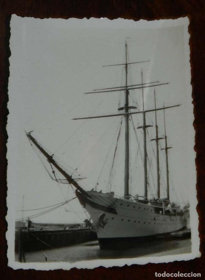 Militaria: FOTOGRAFIA DE BARCO DE LA ARMADA ESPA&Ntilde;OLA, MARINA, MARINEROS, A&Ntilde;OS 50. MIDE 9 X 6,5 CMS.