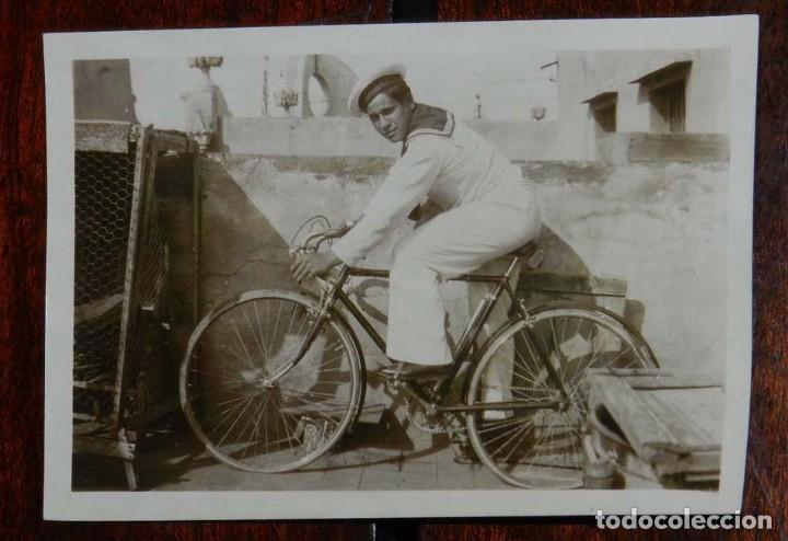 Militaria: FOTOGRAFIA DE MARINERO MONTADO EN UNA BICICLETA, A&Ntilde;OS 50, MIDE 9 X 6,5 CMS.
