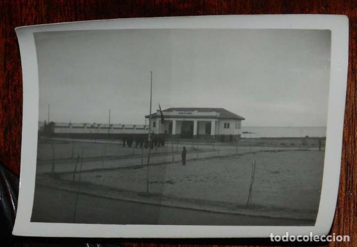 Militaria: FOTOGRAFIA DE MARINEROS EN EL EDIFICIO DEL CUERPO DE GUARDIA, A&Ntilde;OS 50, MIDE 9 X 6,5 CMS.