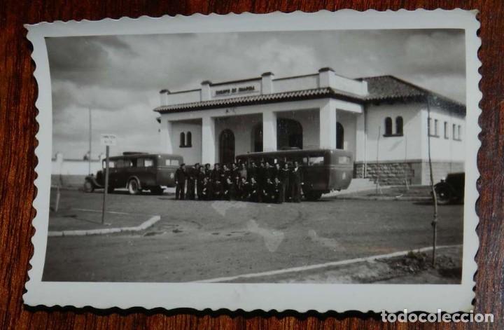 Militaria: FOTOGRAFIA DE MARINEROS EN EL EDIFICIO DEL CUERPO DE GUARDIA, A&Ntilde;OS 50, MIDE 9 X 6,5 CMS.