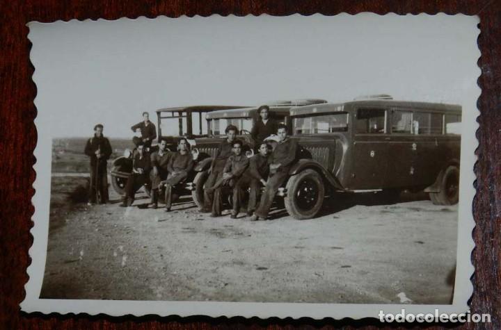 Militaria: FOTOGRAFIA DE MARINEROS EN AUTOMOVILES DE LA ARMADA ESPA&Ntilde;OLA, A&Ntilde;OS 50, MIDE 9 X 6,5 CMS.