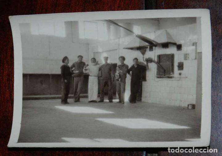 Militaria: FOTOGRAFIA DE MARINEROS, MARINA, ARMADA ESPA&Ntilde;OLA, A&Ntilde;OS 50, MIDE 9 X 6,5 CMS.