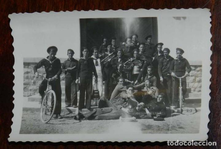 Militaria: FOTOGRAFIA DE MARINEROS, MARINA, ARMADA ESPA&Ntilde;OLA, A&Ntilde;OS 50, MIDE 9 X 6,5 CMS.
