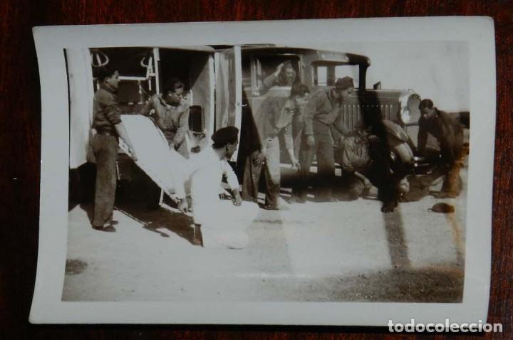 Militaria: FOTOGRAFIA DE MARINEROS, MARINA, ARMADA ESPA&Ntilde;OLA, A&Ntilde;OS 50, MIDE 9 X 6,5 CMS.