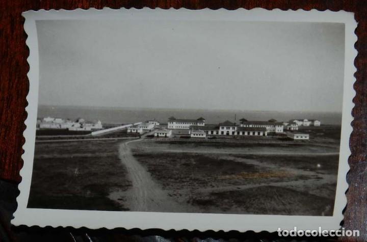 Militaria: FOTOGRAFIA DE INSTALACIONES O CUARTEL DE ARMADA ESPA&Ntilde;OLA, A&Ntilde;OS 50, MIDE 9 X 6,5 CMS.